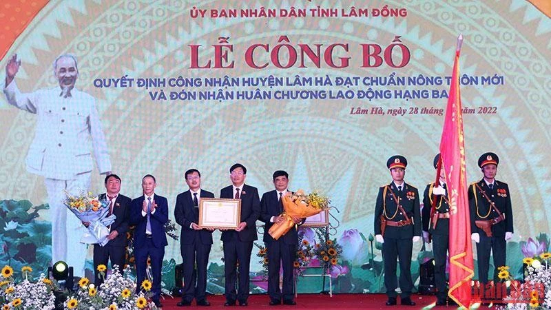 Chủ tịch Ủy ban nhân dân tỉnh Lâm Đồng trao Huân chương Lao động hạng Ba do Chủ tịch nước tặng huyện Lâm Hà.