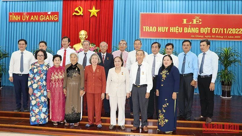 Các đồng chí đảng viên cao niên tuổi Đảng chụp ảnh lưu niệm tại buổi lễ.