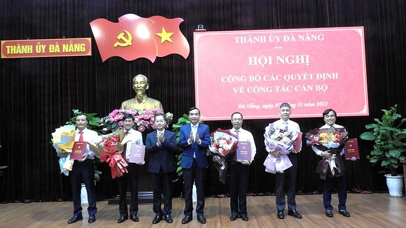 Lãnh đạo Thành ủy Đà Nẵng trao quyết định và tặng hoa cho các cán bộ được điều động, bổ nhiệm vị trí mới. 
