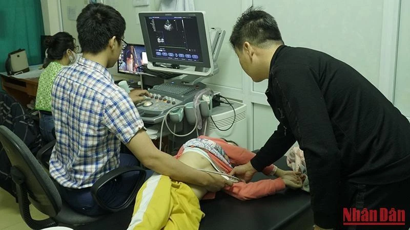 Bác sĩ khám sàng lọc bệnh tim cho trẻ em Điện Biên.