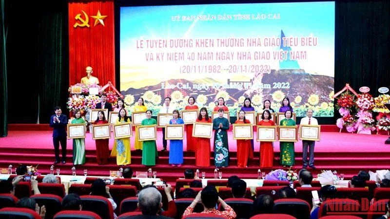 Lãnh đạo Ủy ban nhân dân tỉnh Lào Cai trao Bằng khen của Thủ tướng Chính phủ cho các cá nhân Nhà giáo và cơ sở giáo dục có thành tích xuất sắc trong công tác giáo dục và đào tạo ở Lào Cai.