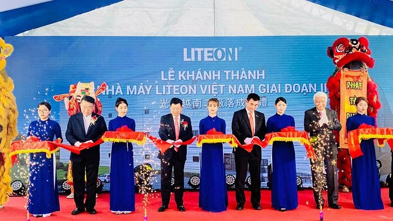 Cắt băng khánh thành đưa Nhà máy của Lite On Việt Nam tại Khu công nghiệp VSIP Hải Phòng vào hoạt động.