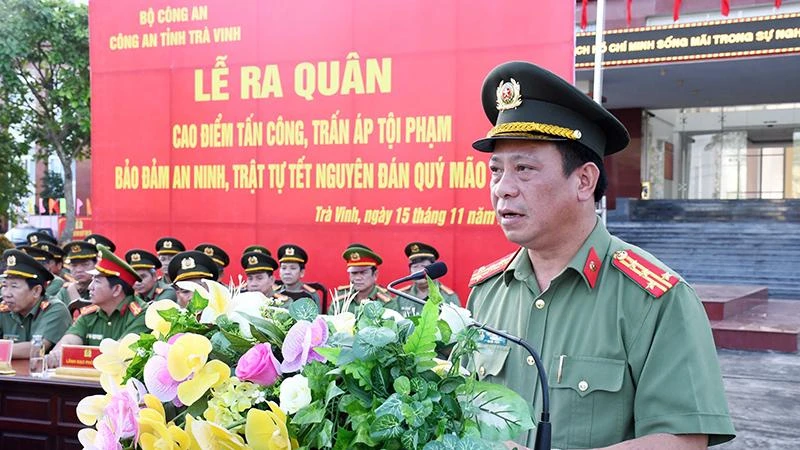 Đại tá Trần Xuân Ánh, Giám đốc Công an tỉnh Trà Vinh phát biểu chỉ đạo tại lễ ra quân. 