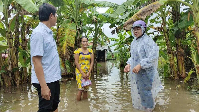 Nhà cửa, cây ăn trái và đường xá nông nông xã Trần Hợi (huyện Trần Văn Thời, tỉnh Cà Mau) bị ngập sâu trong nước, đảo lộn sinh hoạt, cuộc sống người dân.
