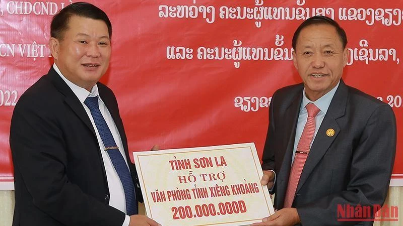 Đoàn đại biểu cấp cao Sơn La hỗ trợ 200 triệu đồng cho Văn phòng tỉnh Xieng Khouang.