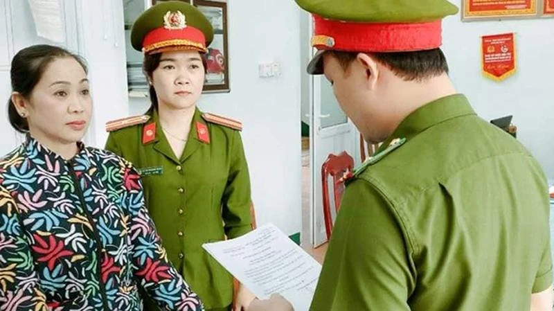 Công an đọc lệnh bắt tạm giam bà Nguyễn Thị Kim Phượng. (Ảnh: Công an cung cấp)