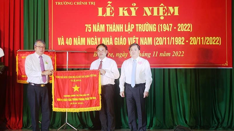 Lãnh đạo tỉnh Bến Tre trao cờ thi đua của Thủ tướng Chính phủ cho Trường Chính trị tỉnh Bến Tre.