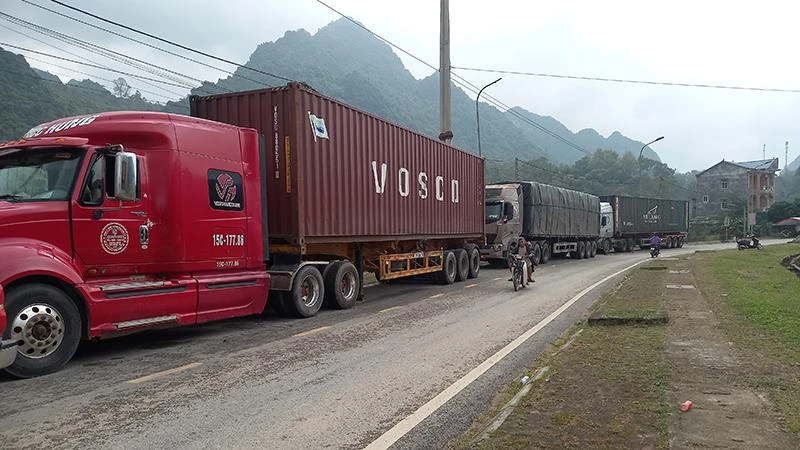 Xe container đỗ dưới lòng đường trong khu vực cửa khẩu Sóc Giang, huyện Hà Quảng, tỉnh Cao Bằng. 