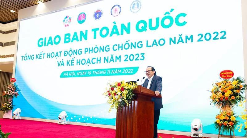 PGS, TS Nguyễn Viết Nhung - Giám đốc Bệnh viện Phổi Trung ương, Trưởng ban điều hành Chương trình Chống lao Quốc gia phát biểu lại buổi giao ban. 