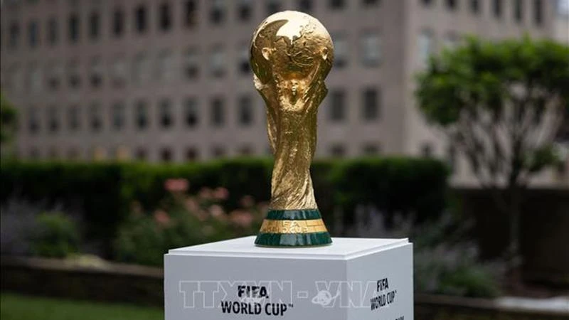 Cúp vô địch bóng đá thế giới, tại một sự kiện ở New York, Mỹ. (Ảnh: AFP/TTXVN)