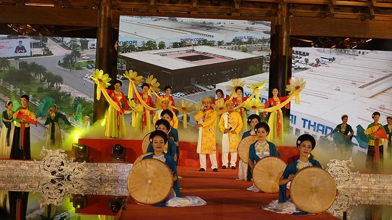 Đoàn nghệ thuật Ninh Bình biểu diễn tại Lễ bế mạc Festival Ninh Bình 2022. 