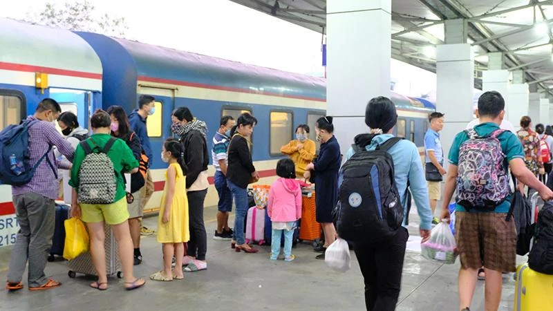 Hành khách đến ga Sài Gòn đi tàu.