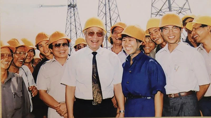 Thủ tướng Võ Văn Kiệt với các kỹ sư, công nhân ngành điện. (Ảnh tư liệu gia đình Thủ tướng)