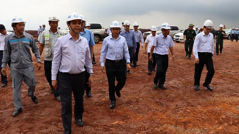 Bộ trưởng Nguyễn Văn Thắng và Đoàn công tác Bộ Giao thông vận tải thị sát trên công trường sân bay Long Thành.