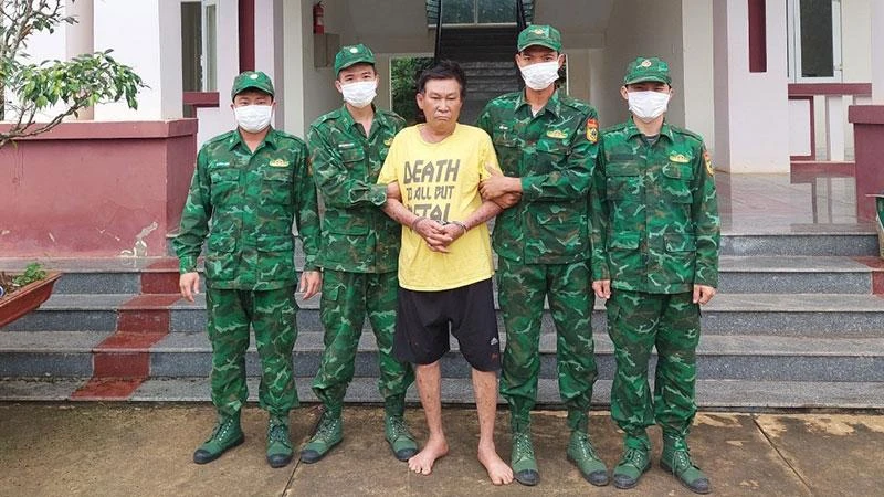 Đối tượng Lê Hoàng Thanh bị Bộ đội Biên phòng tỉnh Bình Phước bắt giữ.