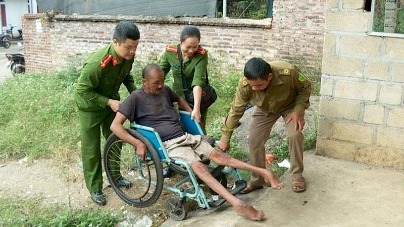 Cán bộ, chiến sĩ Công an huyện Hòa An, tỉnh Cao Bằng hỗ trợ người tàn tật làm thủ tục cấp căn cước công dân.