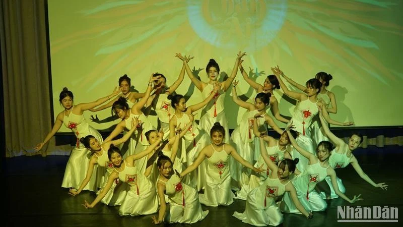 Sinh viên Việt Nam tại RUDN biểu diễn tiết mục múa truyền thống.