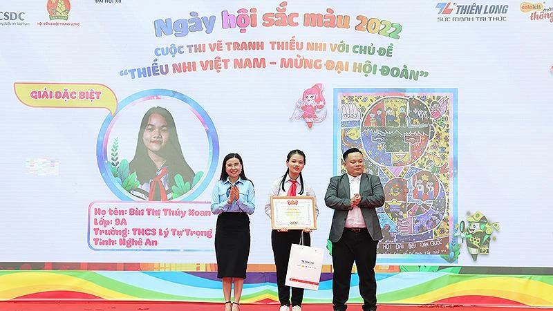 Bí thư Trung ương Đoàn Thanh niên Cộng sản Hồ Chí Minh, Chủ tịch Hội đồng Đội Trung ương Nguyễn Phạm Duy Trang (bên trái) và đại diện các đơn vị liên quan trao giải đặc biệt tặng thí sinh Bùi Thị Thúy Xoan.