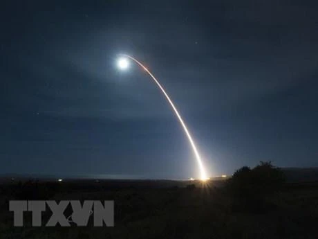 Một vụ thử tên lửa đạn đạo liên lục địa (ICBM) Minuteman III của Mỹ tại căn cứ không quân Vandenberg, bang California. (Ảnh: AFP/TTXVN)