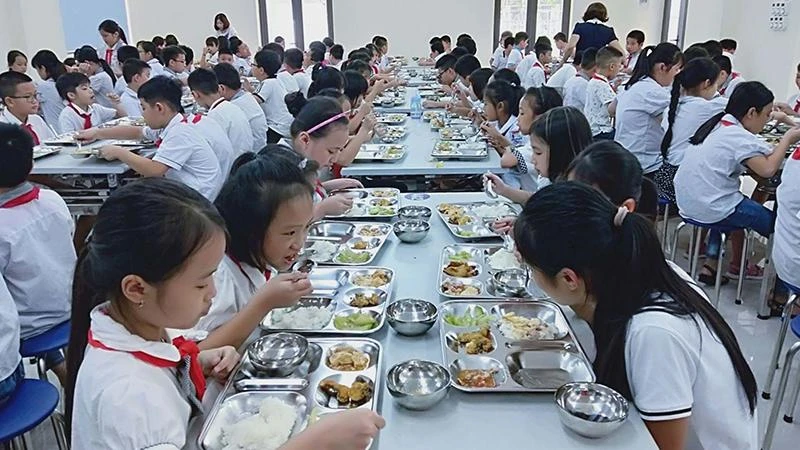 Giờ ăn bán trú của học sinh Trường tiểu học Đông Thành, tỉnh Bắc Giang. (Ảnh Quỳnh Hương) 