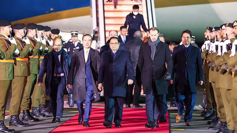 Thủ tướng Chính phủ Phạm Minh Chính và Đoàn đại biểu cấp cao Việt Nam tới sân bay quốc tế Findel, bắt đầu thăm chính thức Đại Công quốc Luxembourg. (Ảnh VGP/Nhật Bắc)