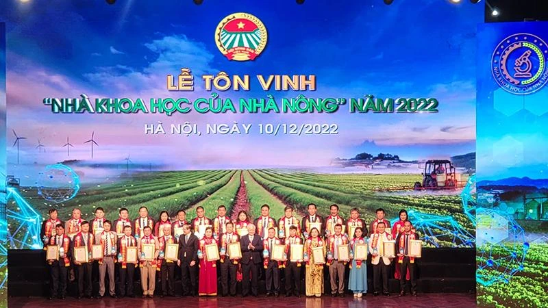 Các đồng chí Đỗ Văn Chiến, Lương Quốc Đoàn (lần lượt thứ 8 và 11 từ phải sang) trao danh hiệu “Nhà khoa học của nhà nông” năm 2022 tặng các cá nhân tiêu biểu, xuất sắc.