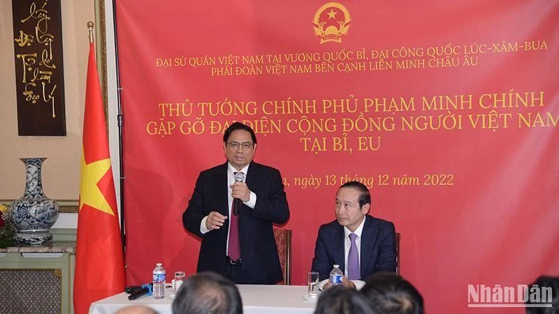 Thủ tướng Phạm Minh Chính gặp gỡ đại diện cộng đồng người Việt Nam tại Vương quốc Bỉ và một số nước châu Âu. (Ảnh: THANH GIANG/BND)
