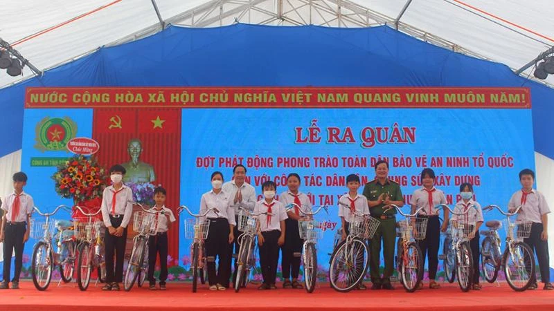 Lãnh đạo Công an tỉnh Đồng Nai tặng xe đạp cho học sinh có hoàn cảnh khó khăn tại lễ phát động.