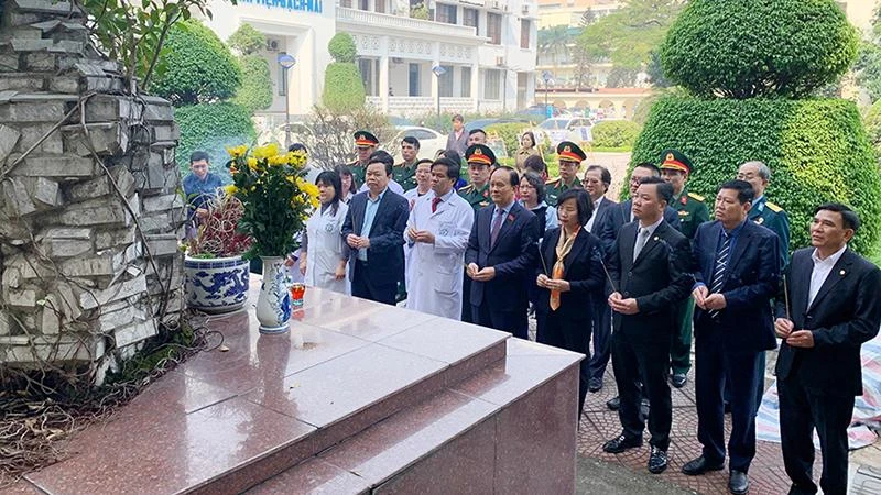 Đoàn công tác của thành phố dâng hương tại Đài tưởng niệm các liệt sĩ trong khuôn viên bệnh viện Bạch Mai.