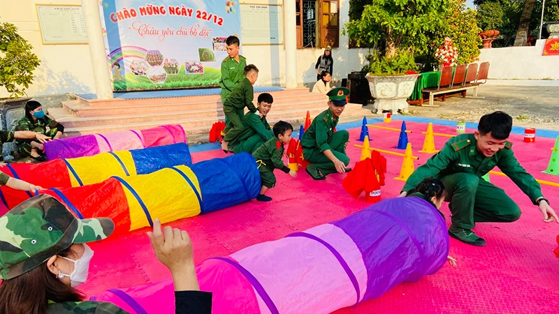 Các cháu trường mầm non Quỳnh Thuận và Quỳnh Thọ, huyện Quỳnh Lưu tham quan và trải nghiệm một số hoạt động của Đồn Biên phòng Quỳnh Thuận và tham gia trò chơi.