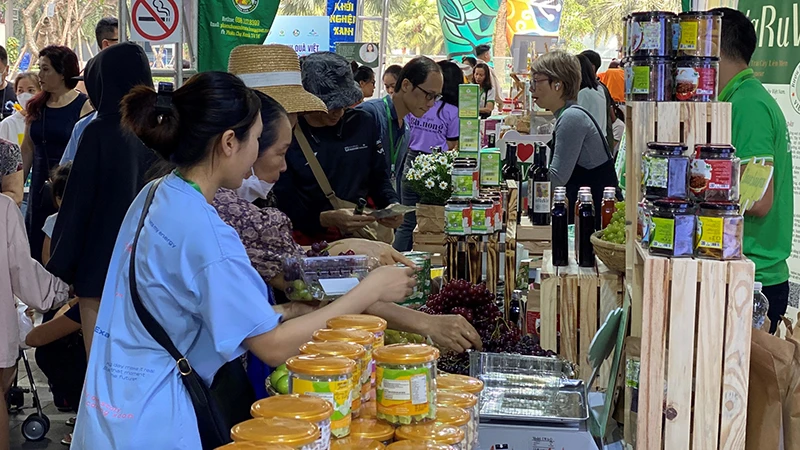 Người dân Thành phố Hồ Chí Minh tham quan, mua sắm tại lễ hội “Tết Xanh quà Việt-Xuân Qúy Mão 2023”.