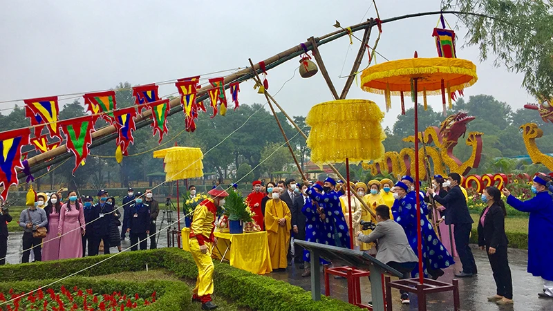 Nghi lễ cúng dựng cây nêu đón Tết tại Hoàng thành Thăng Long.