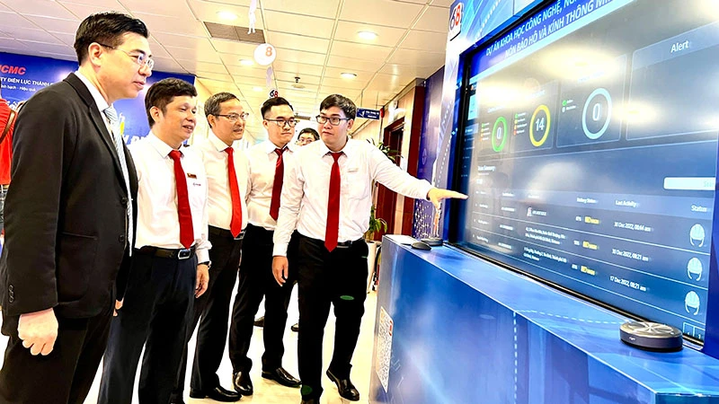 Các kỹ sư ngành điện Thành phố Hồ Chí Minh thuyết trình về hoạt động chuyển đổi số tại đơn vị.