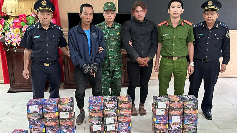 Đối tượng Nguyễn Đình Thọ và Puih Đông cùng tang vật bị bắt giữ ngày 19/12.