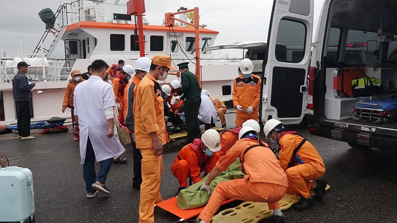 Các bệnh nhân được tàu SAR 412 đưa về cảng Đà Nẵng trưa nay, 18/1.