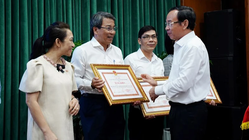 Bí thư Thành ủy Thành phố Hồ Chí Minh Nguyễn Văn Nên trao Bằng khen cho các đơn vị đạt thành tích xuất sắc trong công tác chăm lo Tết.