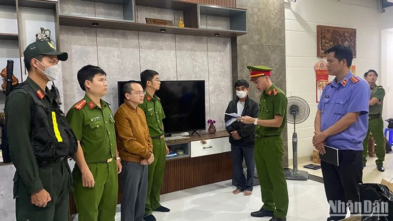 Cơ quan điều tra tống đạt quyết định khởi tố bị can và thực hiện lệnh bắt tạm giam đối với Hoàng Quang Huy (thứ 3 từ trái qua) tối 9/2. (Ảnh: Công an cung cấp).