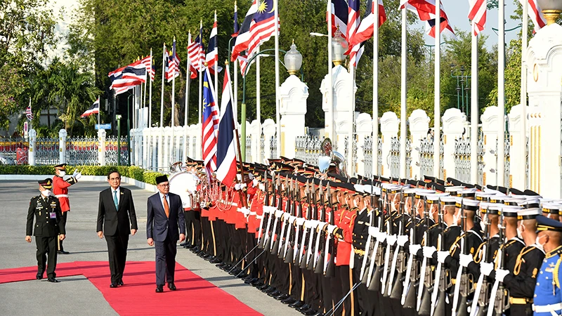 Lễ đón Thủ tướng Malaysia Anwar Ibrahim tại tòa nhà chính phủ Thái Lan.