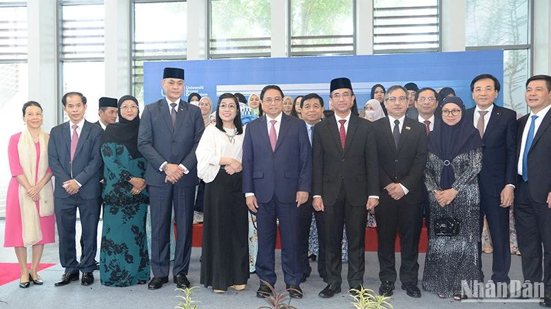 Thủ tướng Phạm Minh Chính và Phu nhân chụp ảnh lưu niệm với lãnh đạo Đại học quốc gia Brunei Darussalam.