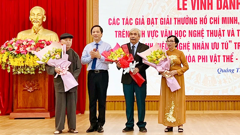 Thừa ủy quyền của Chủ tịch nước, Phó Chủ tịch Ủy ban nhân dân tỉnh Quảng Trị Hoàng Nam trao 1 Giải thưởng Hồ Chí Minh và 2 Giải thưởng Nhà nước cho các tác giả và đại diện gia đình tác giả. 