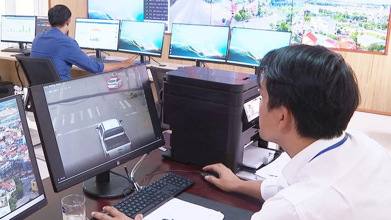 Giám sát phương tiện trên đường phố thông qua hệ thống camera tại Trung tâm Giám sát, điều hành đô thị thông minh thành phố Đồng Hới.