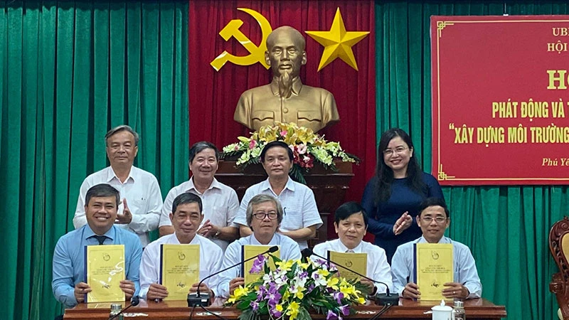 Đại diện các cơ quan báo chí tỉnh Phú Yên ký kết giao ước thi đua xây dựng môi trường văn hóa trong các cơ quan báo chí.