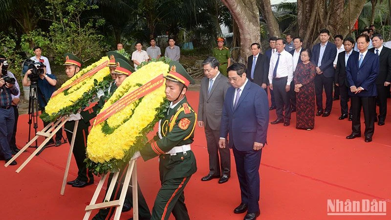 Thủ tướng Phạm Minh Chính dâng hoa tưởng niệm đồng chí Huỳnh Tấn Phát.