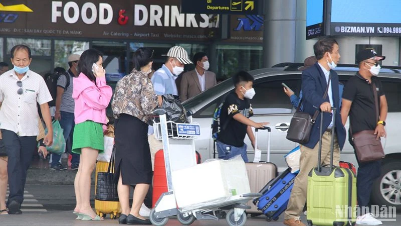 Khách du lịch quốc tế đến Sân bay quốc tế Đà Nẵng. (Ảnh minh họa: ANH ĐÀO)
