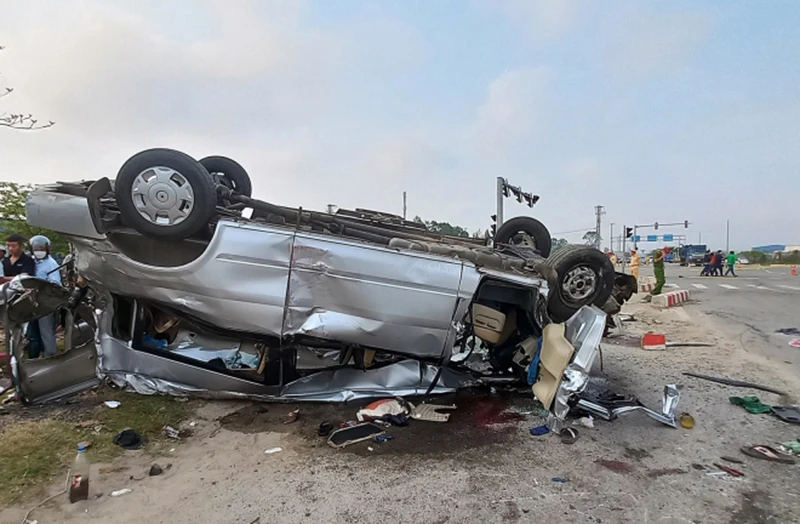 Xe ô-tô khách lật ngửa biến dạng trong vụ tai nạn 10 người chết, 11 người bị thương.