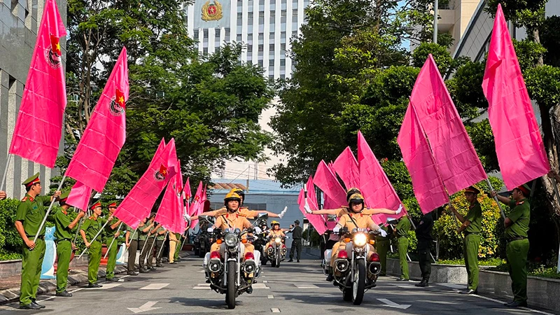 Các đội hình thuộc đoàn thanh niên Công an Thành phố Hồ Chí Minh ra quân thực hiện các hoạt động trong Tháng Thanh niên.