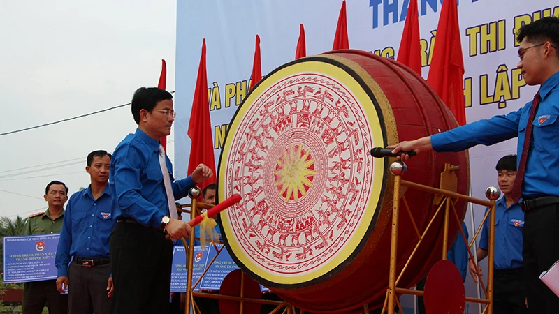 Đồng chí Trần Văn Huyến đánh trống phát động Tháng Thanh niên năm 2023 tại buổi lễ.