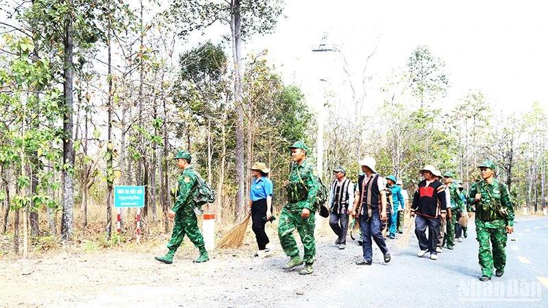 Cán bộ, chiến sĩ Đồn Biên phòng Sê-rê-pốk phối hợp Đảng ủy, chính quyền và đồng bào các dân tộc xã Krông Na, huyện Buôn Đôn, tuần tra, kiểm soát biên giới.