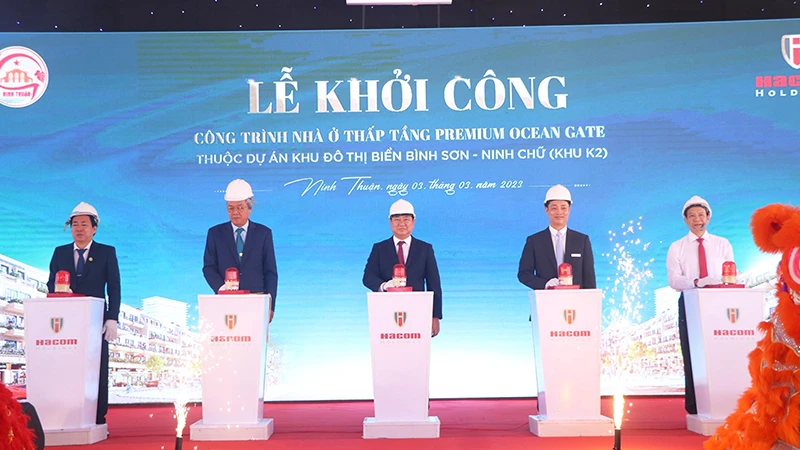 Các đồng chí lãnh đạo tỉnh Ninh Thuận cùng nhà đầu tư nhấn nút phát lệnh khởi công dự án.
