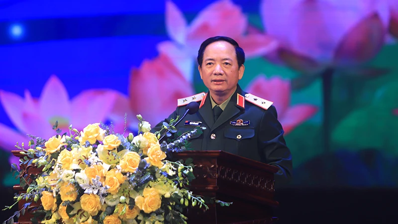 Trung tướng Trịnh Văn Quyết, Phó Chủ nhiệm Tổng cục Chính trị phát biểu tại hội nghị. 